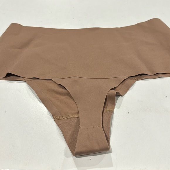 SPANX Undie-tectable Thong in Cafe-Au-Lait NWT - Picture 3 of 6
